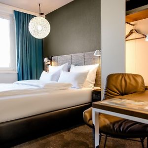 Zimmer mit Kingsize-Bett